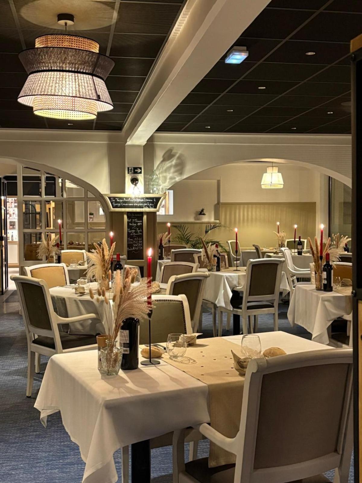 Hotel Restaurant Les 13 Assiettes Le Val-Saint-Pere Exterior photo