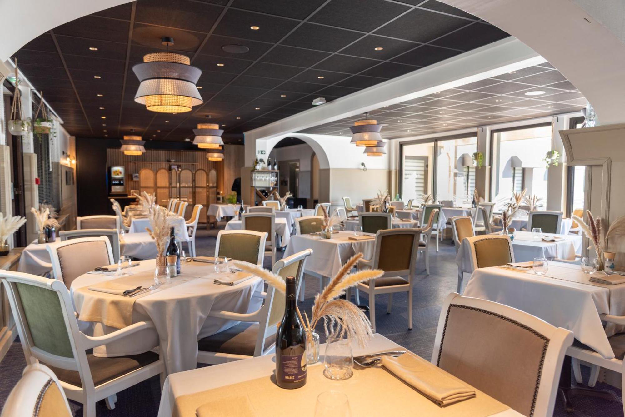 Hotel Restaurant Les 13 Assiettes Le Val-Saint-Pere Exterior photo