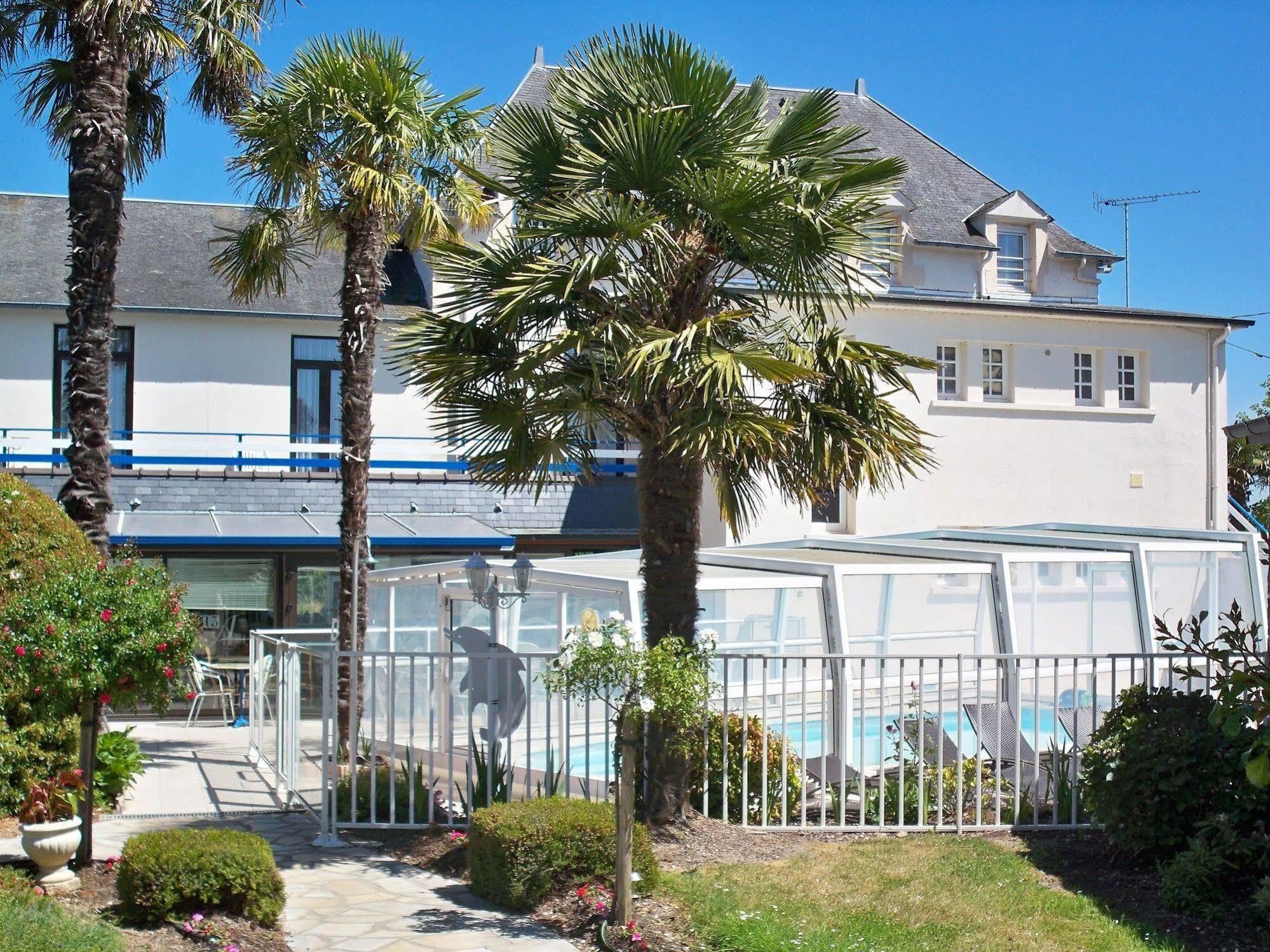 Hotel Restaurant Les 13 Assiettes Le Val-Saint-Pere Exterior photo