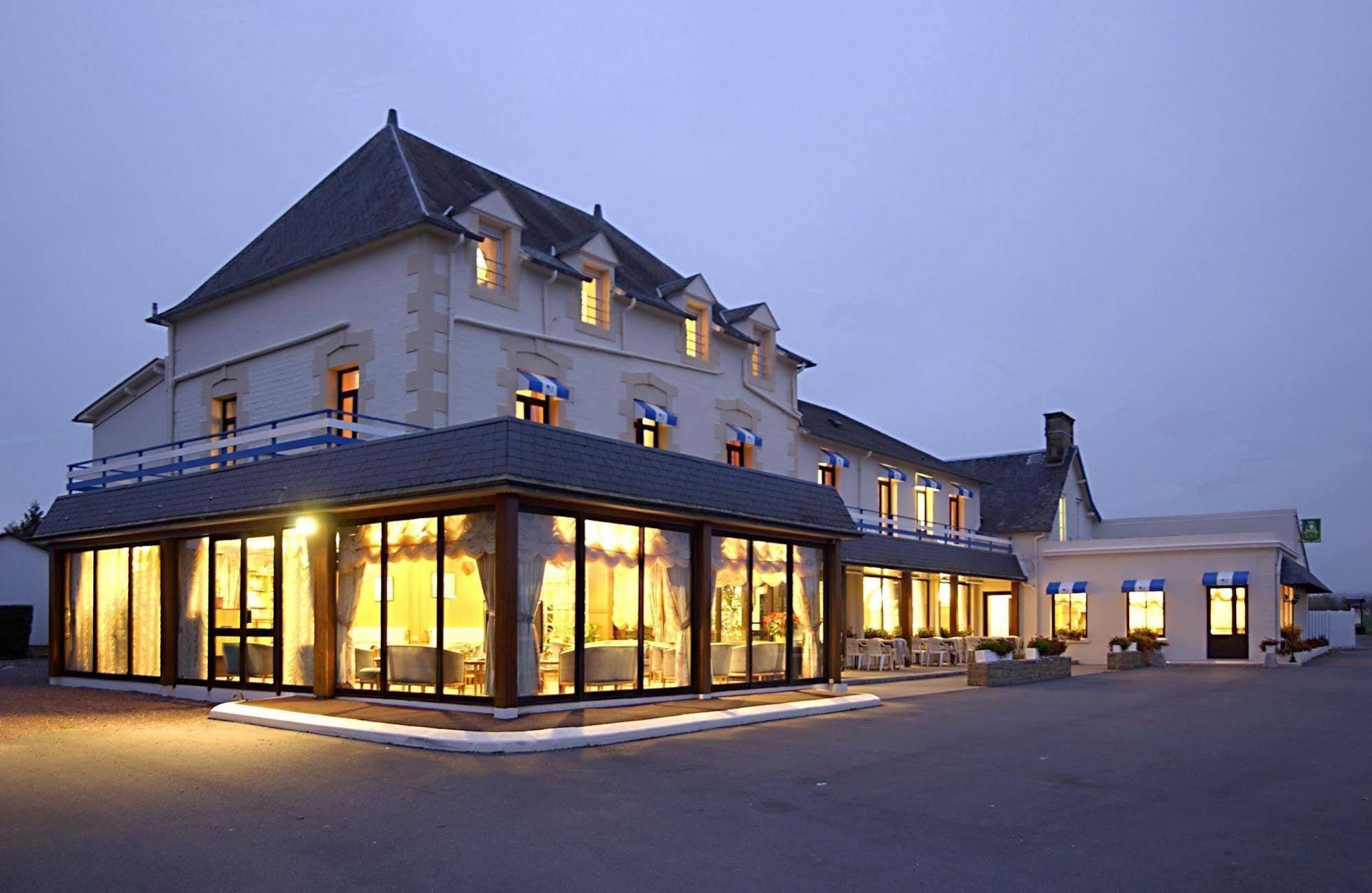 Hotel Restaurant Les 13 Assiettes Le Val-Saint-Pere Exterior photo